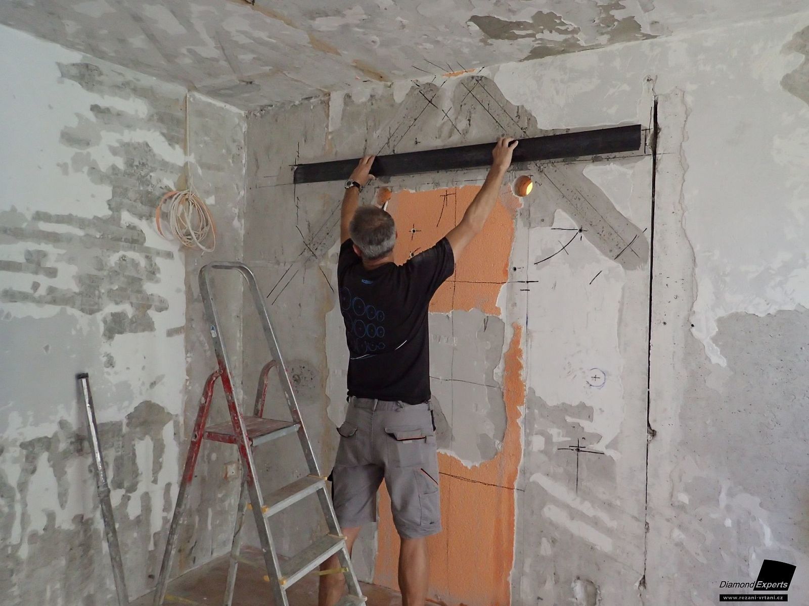 Řezání stěny v panelovém domě aplikace CFRP uhlíkových lamel